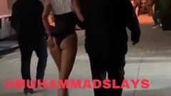 Майлі Сайрус шльопає свою ідеальну дупу на початку музичного відео