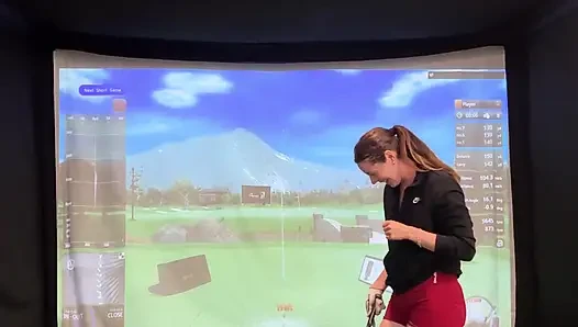 Benim lush ile bir simülatörde golf yapmaya çalışıyorum! Ben sallanırken boşalmamaya çalışıyorum!