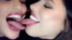 Hành động nút lưỡi, 2 cô gái cùng nhau hôn nhau rất say đắm