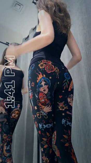Moment inoubliable de « Une fille vous taquine dans les vestiaires »