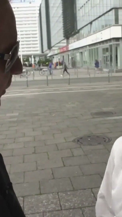 Notgeile Schlampe auf der Strasse aufgerissen | Clip 1