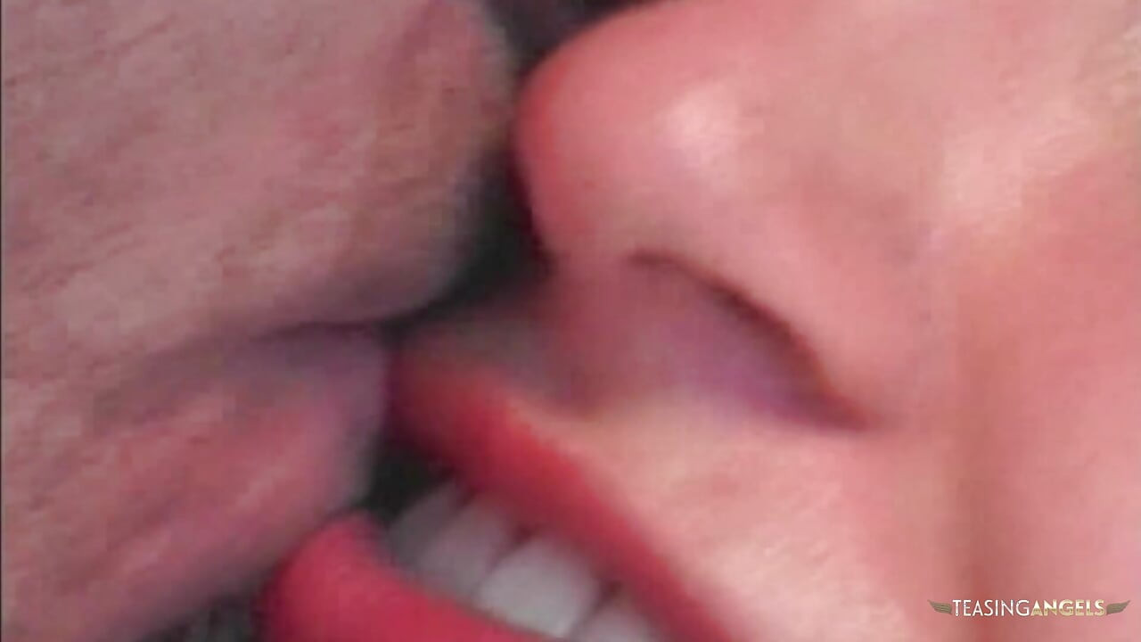 Uma garota diferente chamada Roxy teve seus lábios vulgares ejaculados após intensa relação sexual