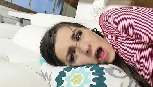 Das teenie-hottie Avery moon ist dünn und eng