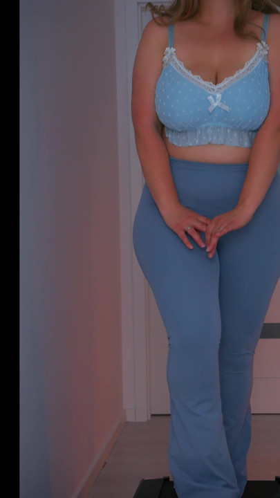 Busty MILF Twerking Her Massive Ass