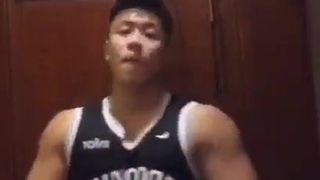 Chinese jonge bodybuilder pronkt, komt klaar en kontgaatje (1'24 '')