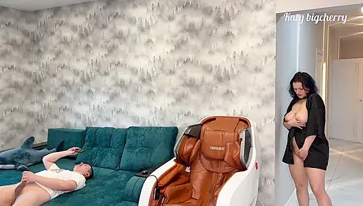 Stiefmutter erwischt stiefsohn beim masturbieren und beschloss, ihm zu helfen