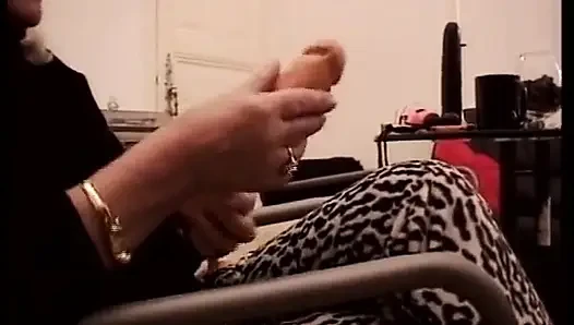 Cewek semok jerman ini suka muasin memeknya pakai mainan seks favoritnya!