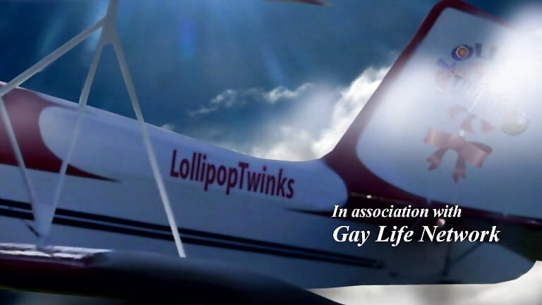 LollipopTwinks: Veliki kurac Rhys Casey drka žestoko zadovoljavajući svoje neobrezano meso
