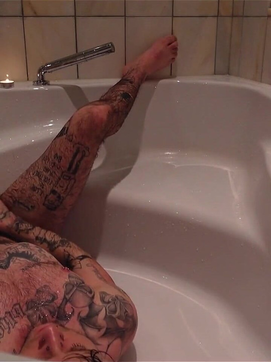 Tattooed Ftm in the Bath! Pink Pussy XXX Skips Lets You Watch
