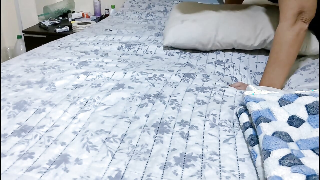 Hermosa abuela le encanta que jueguen con su gran y carnoso culo