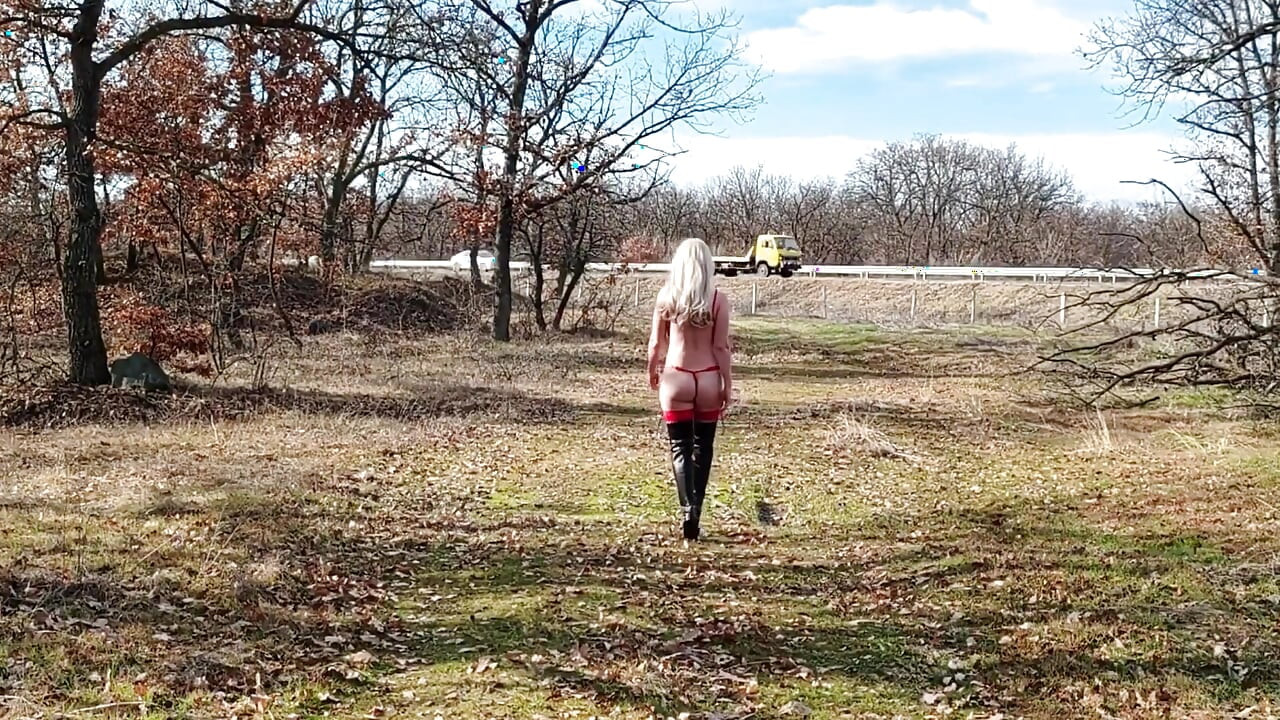 Cewek jalang ini melucuti bodysuit merahnya di jalan tol bagian 2