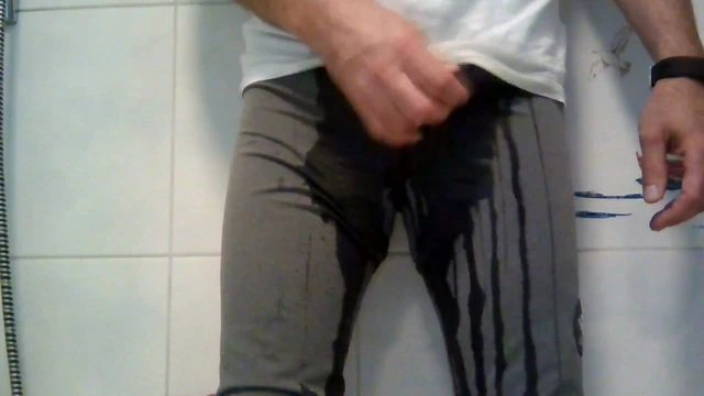 Pissen in Sporthose dann absamen