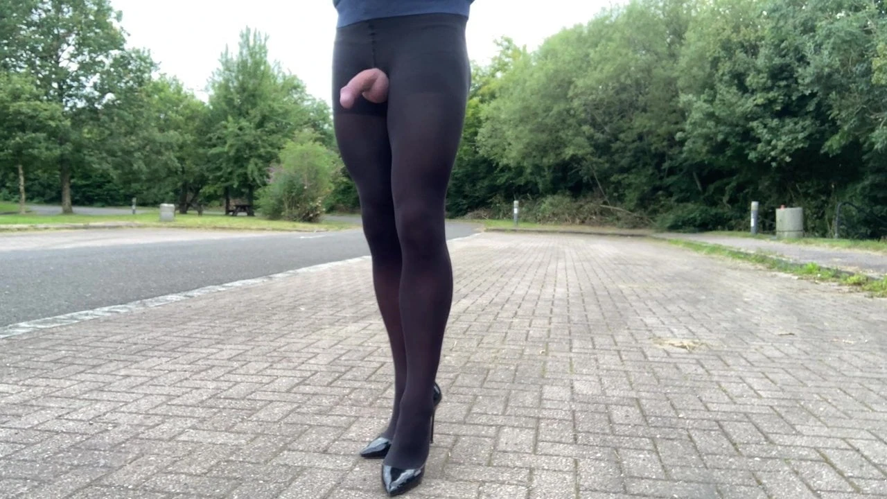 Promenade sur la route en collants noirs opaques.