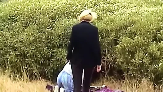 Olgun lezbiyenler açık havada tutkuyla birbirlerini yiyip bitiriyor