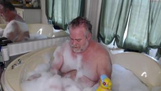 Пухлая папочка в ванне