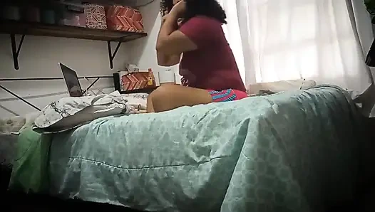 Я спрятала мобильный телефон в моей комнате, она очень горячая и имеет большую задницу, чтобы смотреть на нее