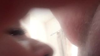 Сисси-шлюшка сосет член в видео от первого лица