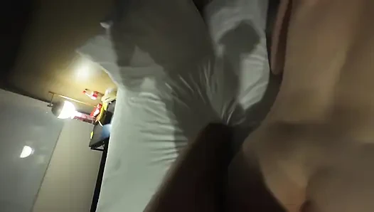 Bakış açısı sıkı amcıklı seksi sıska kızı sikiyor