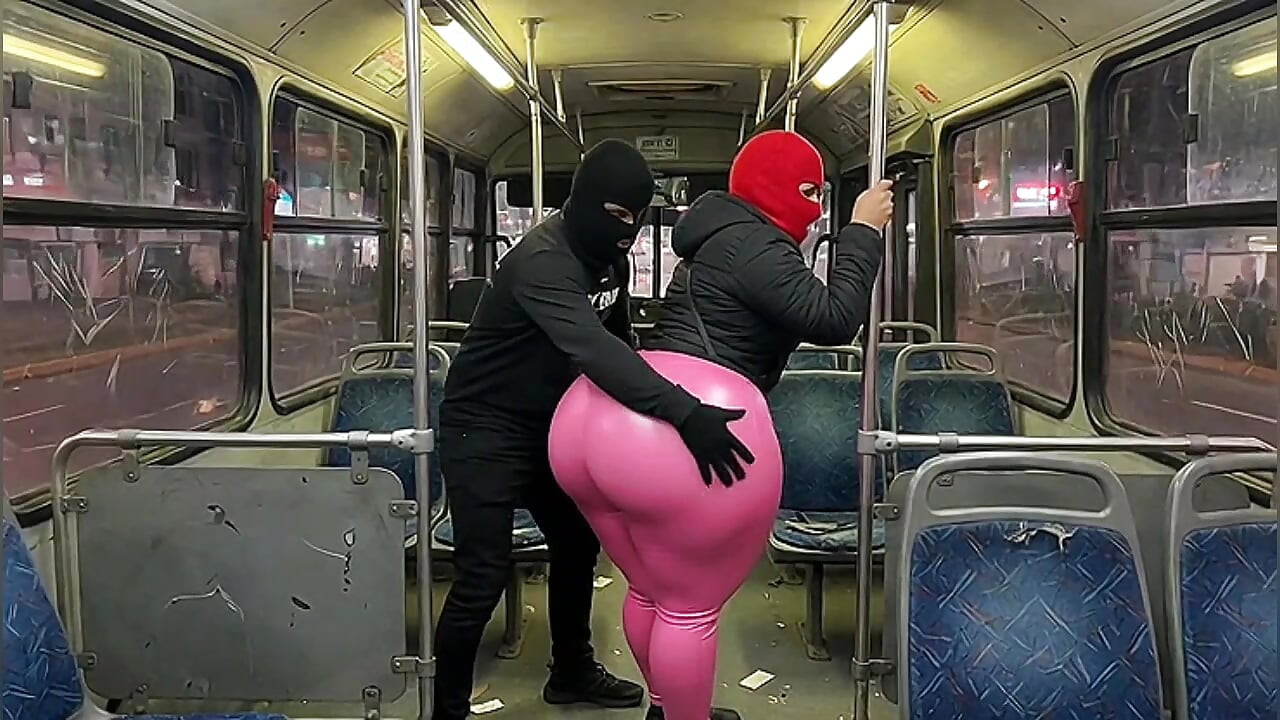 Fată cu curul mare în pantaloni negri este apăsată în autobuz și se termină în tanga negru