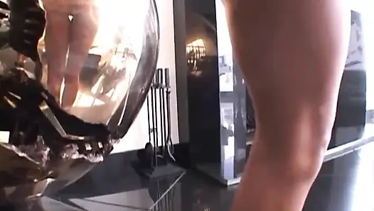 Чернокожая тинка скачет на большом черном члене