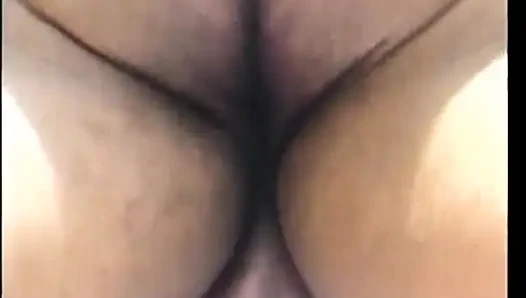 Birkaç güzel renkli yalnız hatun havuzun yanında üç siyah yarak alıyor
