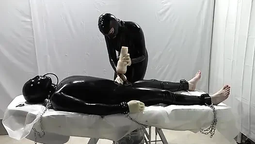 Bayan Dominatrix ve bir köle üzerindeki deneyleri.