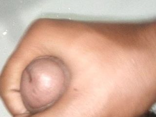 Masturbación con la mano en baño
