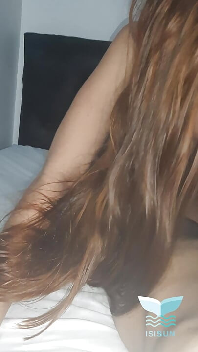 Enquanto meu marido estava no quarto, eu fui ao bar do hotel e acabei fazendo sexo com um estranho. Eu gravei para mostrar a ele, QUENTE