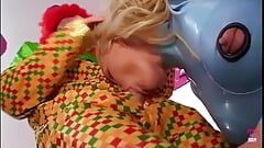 La superbe blonde Jodie Moore laisse un clown effrayant lui défoncer le trou du cul avant de goûter son sperme