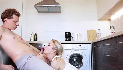 Не стал ждать ужина и трахнул жену на кухне.