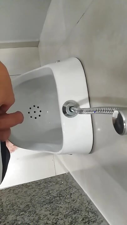 J’ai Failli Me Faire Attraper En Train De Me Montrer Dans Les Toilettes De La Salle De Sport Et Les Gars M’ont Vu.