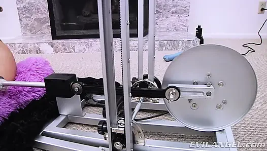 Зияю мое очко с машиной для траха