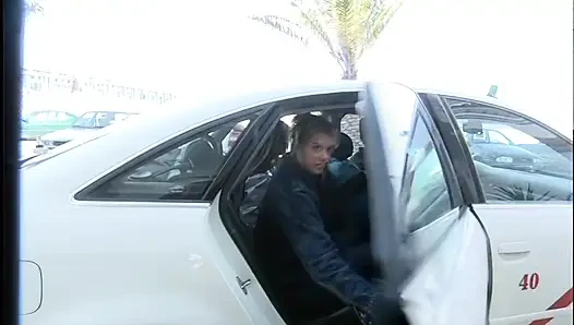 Sarışın hatun buharlı karşılaşmada taksi şoförünü baştan çıkarıyor