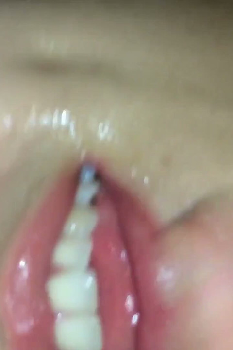 Lo tomó de mi culo y se corrió en mi boca