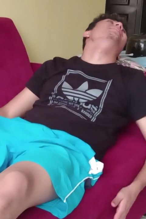 Memek dan pedikur dan ngentot sama tetanggaku di ruang tamu