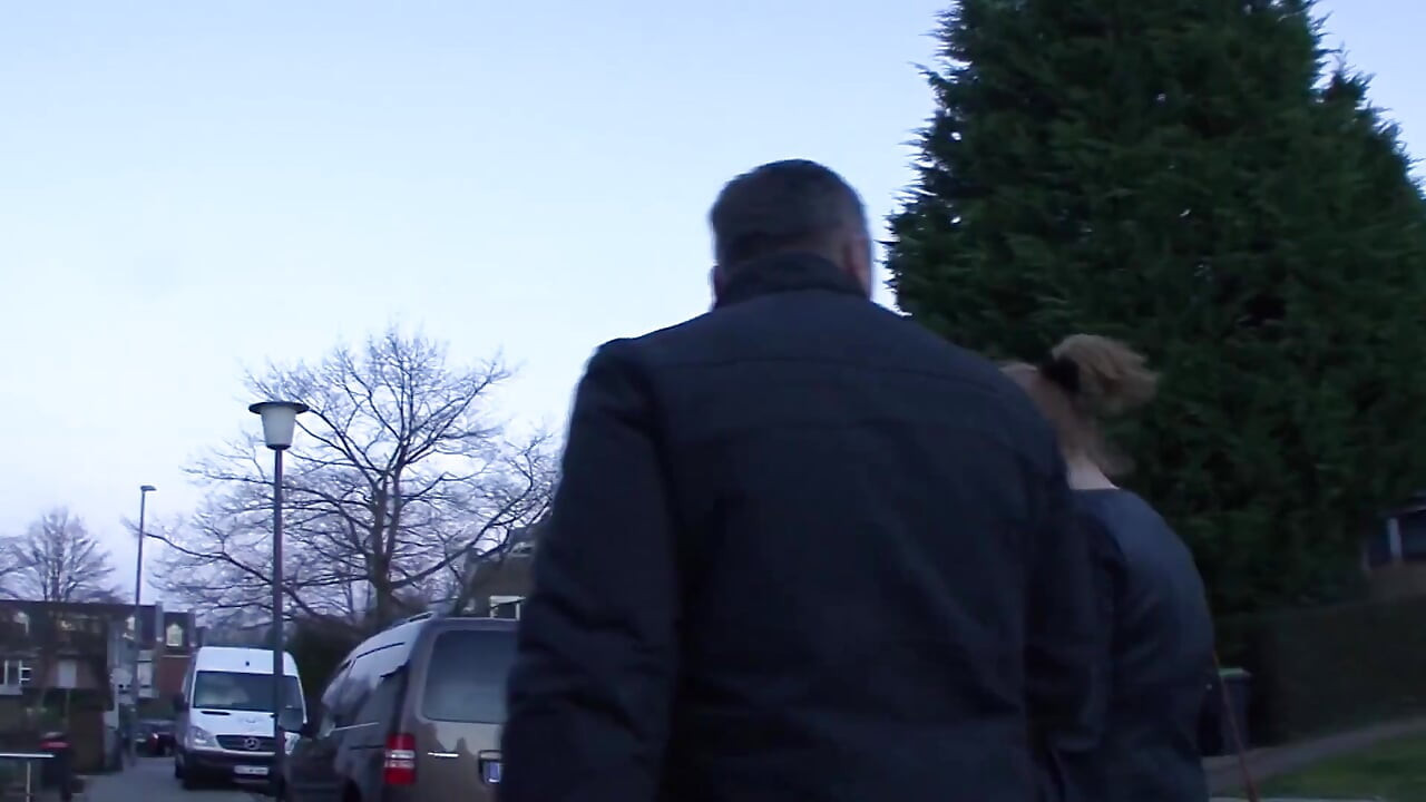 Scufundări în această sesiune de amatori cu o curvă germană nimfomană