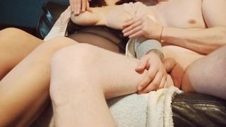 Esposa relajante con extraño después del sexo