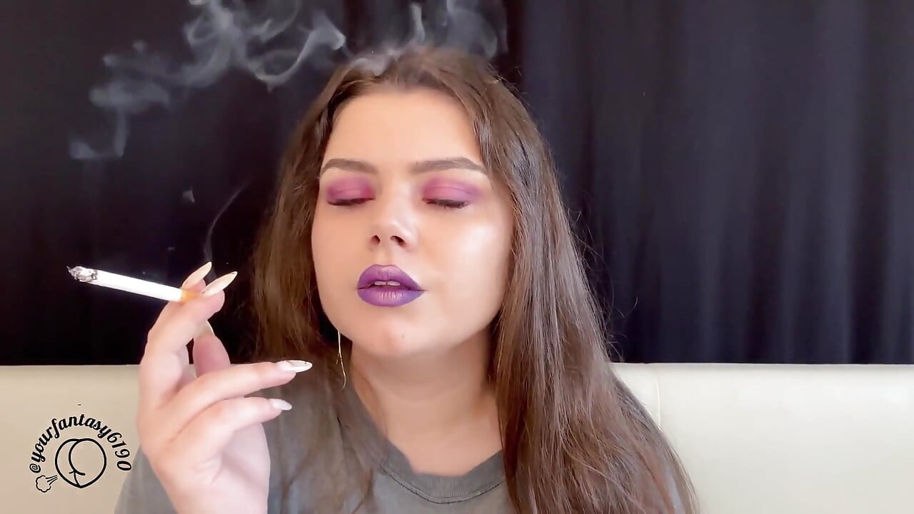 Seducție cu fum de mov: prim-plan vaping și fumat