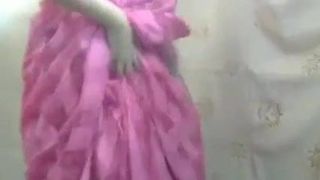 Desi Shruti, indisches heißes Schätzchen, zeigt ihre großen Möpse
