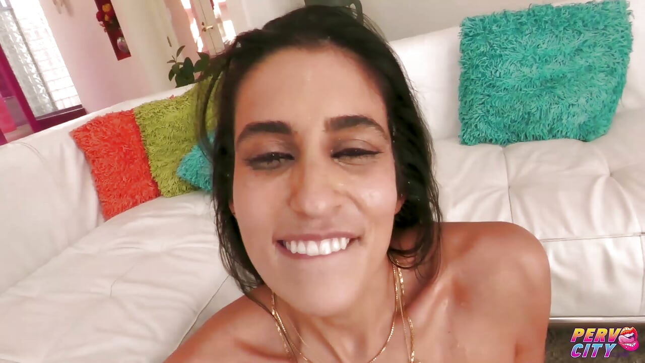 Indijska mršava MILF Indra uživa u dubokoj analnoj penetraciji