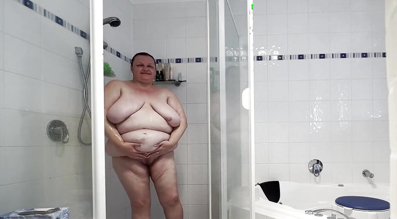 Esposa puta no chuveiro