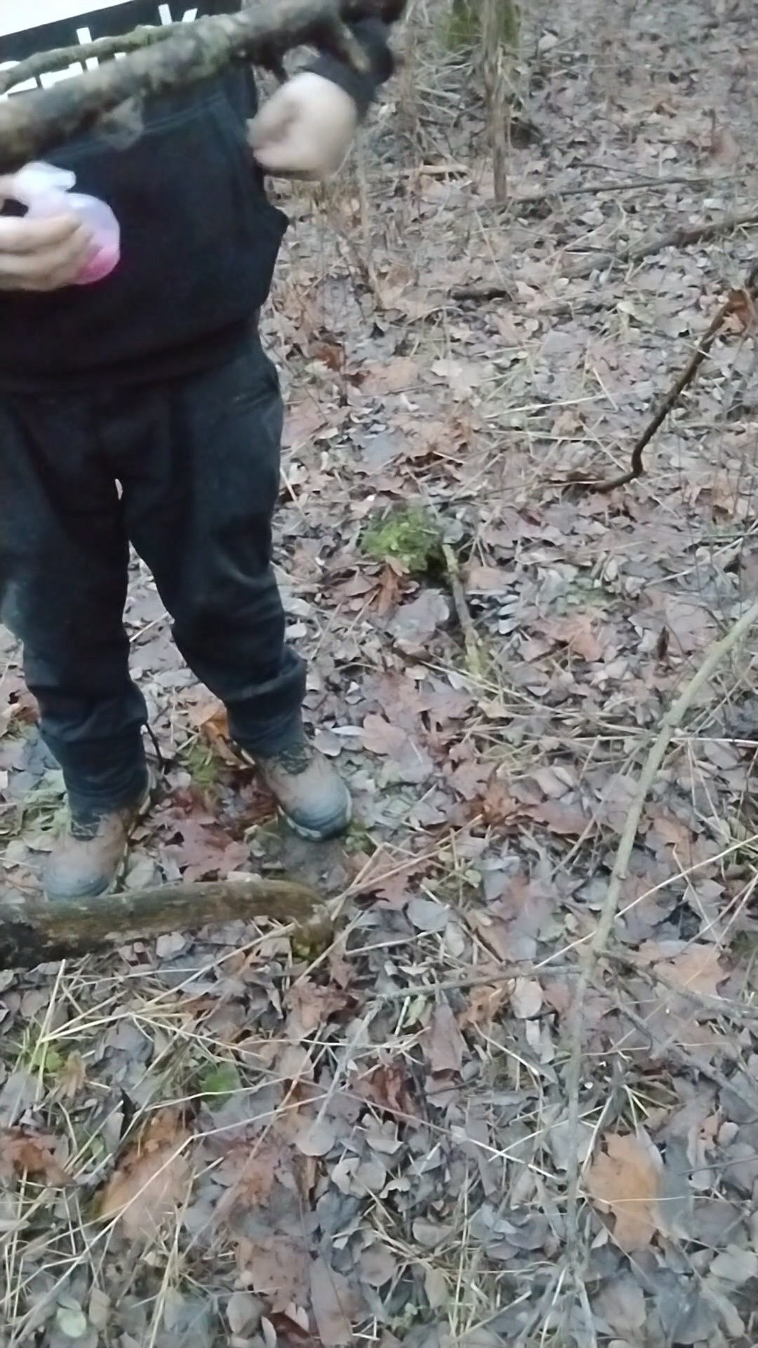 肥胖的自闭症家伙在树林里撸管并高潮 第4部分