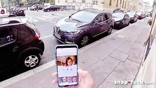 Грязный трах на свидании для шаловливой маленькой Flora!