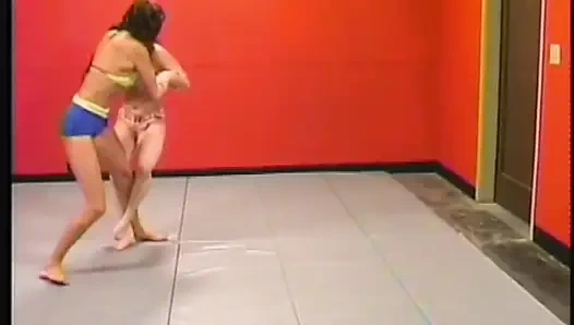 Tante sange saling gulat dan muasin memek satu sama lain pakai dildo