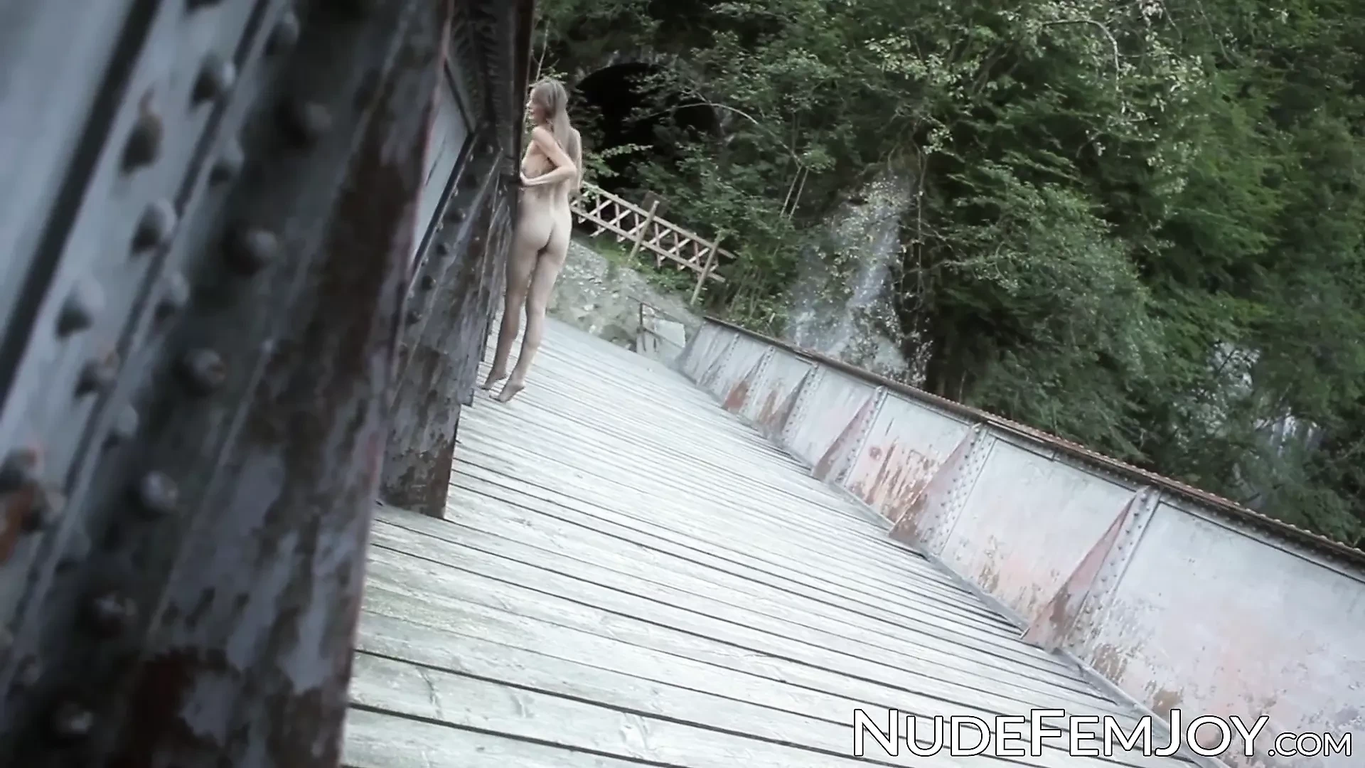 Chica alta desnuda al aire libre te seduce con sus caderas