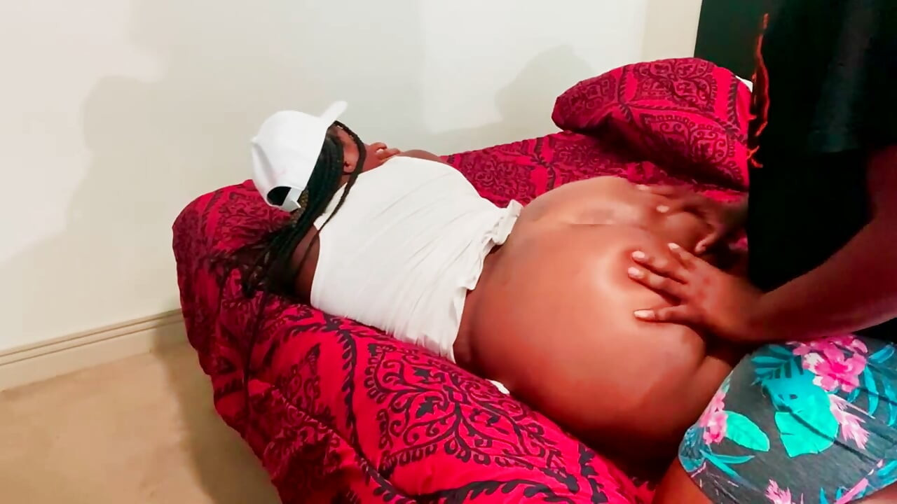 Diana sucia tiene gorra puesta y se ve sexy