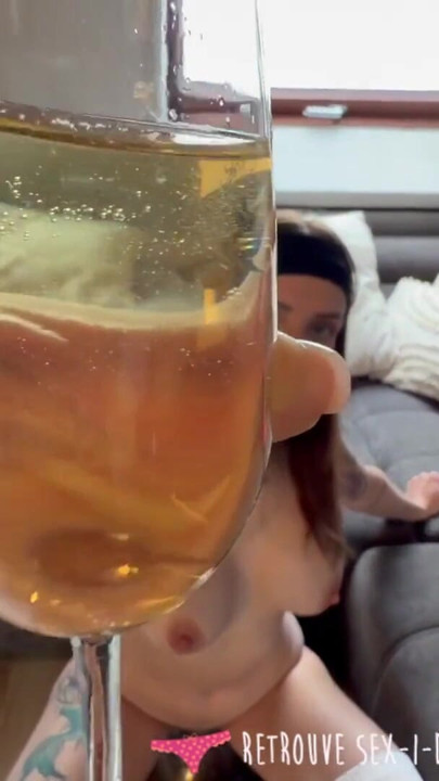Vends-ta-culotte - Beautiful French amateur pisses, masturbates and pours her pee on her body | Clip 2