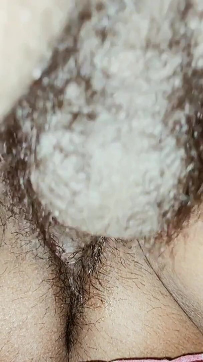 来自“当丈夫不在家时，热辣哥被她的小鲜肉操逼的关键时刻 湿天然毛茸茸的阴户和毛茸茸的腋窝”
