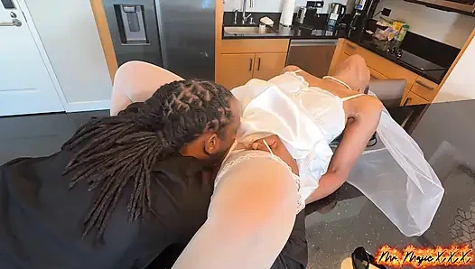 Der beste mann gibt ravens schluckt eine massive gesichtsbesamung vor ihrer hochzeit