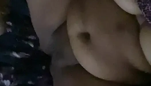 Bu güzel klitorisin ovuşturup öpülüyor